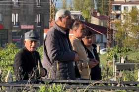yuksekovada-bayram-namazi-sonrasi-mezarliklara-yogun-ilgi-yX7uKOiZ.jpg