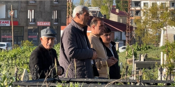 Yüksekova’da Bayram Namazı Sonrası Mezarlıklara Yoğun İlgi