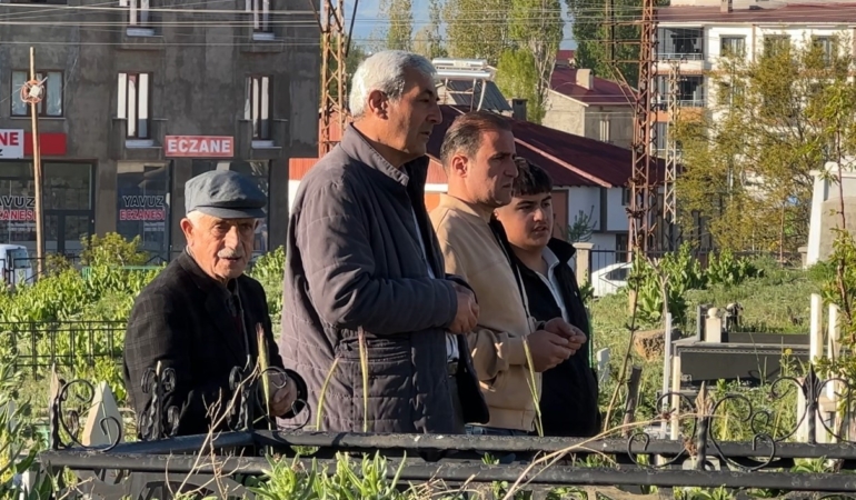 yuksekovada-bayram-namazi-sonrasi-mezarliklara-yogun-ilgi-yX7uKOiZ.jpg