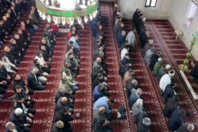 yuksekovada-bayram-namazinda-cami-dolu-vatandaslar-coskuyla-katildi-ccsNSLG2.jpg