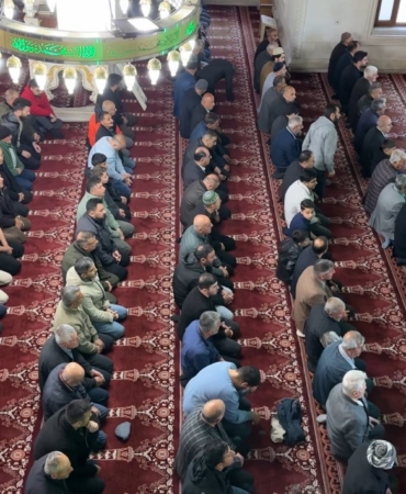 yuksekovada-bayram-namazinda-cami-dolu-vatandaslar-coskuyla-katildi-ccsNSLG2.jpg