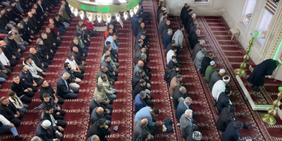 Yüksekova’da Bayram Namazında Cami Dolu, Vatandaşlar Coşkuyla Katıldı