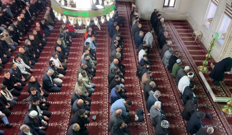 yuksekovada-bayram-namazinda-cami-dolu-vatandaslar-coskuyla-katildi-ccsNSLG2.jpg