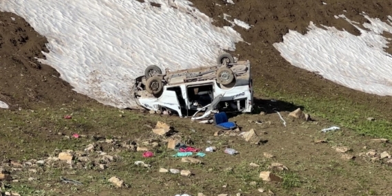 Yüksekova’da Pancar İşçilerini Taşıyan Minibüs Uçuruma Düştü: 1 Ölü, 7 Yaralı