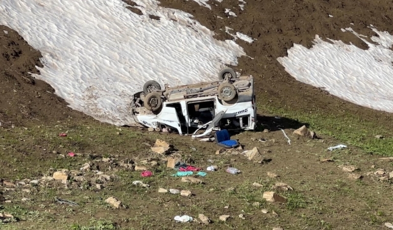 yuksekovada-pancar-iscilerini-tasiyan-minibus-ucuruma-dustu-1-olu-7-yarali-yZAVG19Q.jpg
