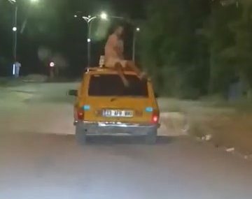 Aracın Tavanında Heyecan Dolu ve Tehlikeli Yolculuk