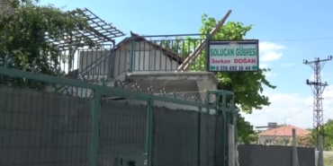 bahcesindeki-solucan-gubresi-ile-yeni-bir-gelir-kaynagi-yaratiyor-iq8fKcK1.jpg