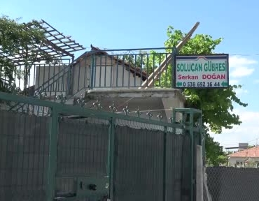 bahcesindeki-solucan-gubresi-ile-yeni-bir-gelir-kaynagi-yaratiyor-iq8fKcK1.jpg