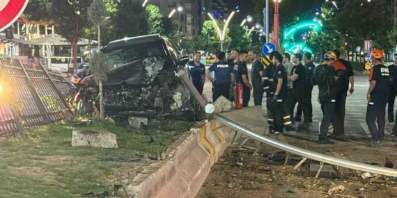 Batman’da Feci Kaza: 3 Yaralı Araç Çarpıştı