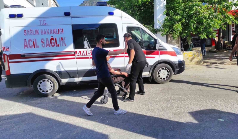 batmanda-tasli-sopali-kavga-12-kisi-yaralandi-qlGFGmVJ.jpg