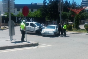 batmanda-trafik-kazasi-hafif-ticari-arac-ile-otomobil-carpisti-3-yarali-ZsxCWXqs.jpg