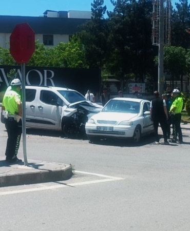 batmanda-trafik-kazasi-hafif-ticari-arac-ile-otomobil-carpisti-3-yarali-ZsxCWXqs.jpg