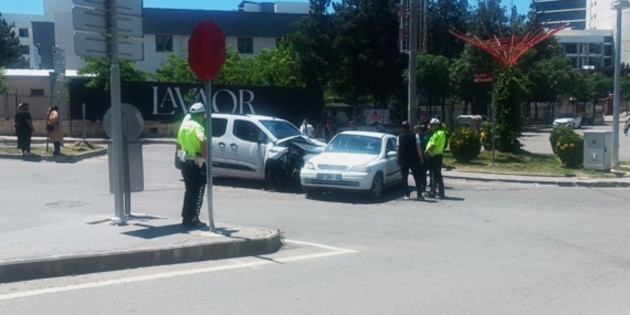 Batman’da Trafik Kazası: Hafif Ticari Araç ile Otomobil Çarpıştı, 3 Yaralı