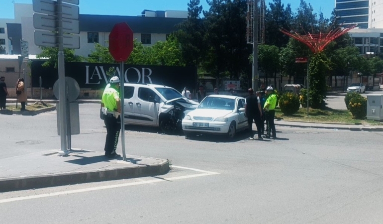 batmanda-trafik-kazasi-hafif-ticari-arac-ile-otomobil-carpisti-3-yarali-ZsxCWXqs.jpg