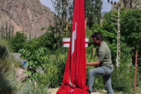 bayragi-onarip-yeniden-gonderen-kahramanlar-NnbyZq3m.jpg