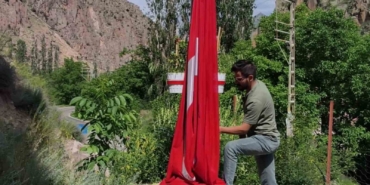 bayragi-onarip-yeniden-gonderen-kahramanlar-NnbyZq3m.jpg