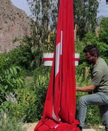 bayragi-onarip-yeniden-gonderen-kahramanlar-NnbyZq3m.jpg