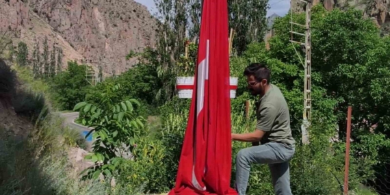 Bayrağı Onarıp Yeniden Gönderen Kahramanlar