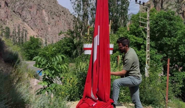bayragi-onarip-yeniden-gonderen-kahramanlar-NnbyZq3m.jpg