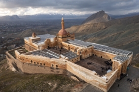 bayramda-tarihi-ishak-pasa-sarayinda-25-bin-330-ziyaretci-agirladi-e414I7bM.jpg