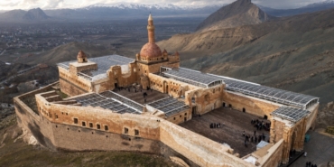 bayramda-tarihi-ishak-pasa-sarayinda-25-bin-330-ziyaretci-agirladi-e414I7bM.jpg