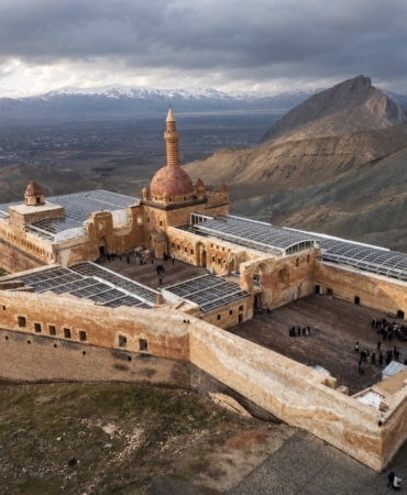 bayramda-tarihi-ishak-pasa-sarayinda-25-bin-330-ziyaretci-agirladi-e414I7bM.jpg