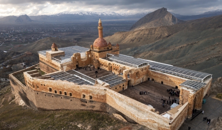 bayramda-tarihi-ishak-pasa-sarayinda-25-bin-330-ziyaretci-agirladi-e414I7bM.jpg