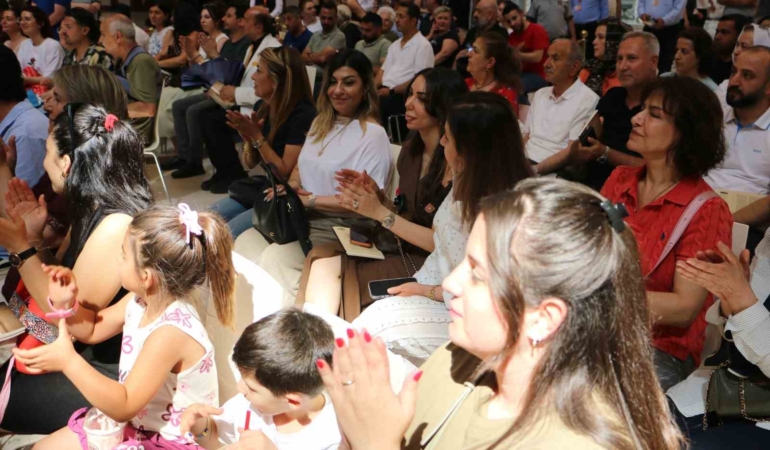 ceylan-karavil-park-avmde-ayse-ceylan-topcu-imza-gunune-yogun-ilgiyle-katilim-CbjD6d2e.jpg
