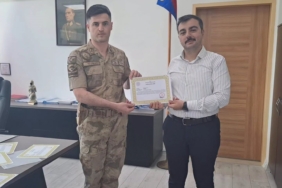 dicle-kaymakami-atistan-jandarma-personeline-odul-belgesi-WCSmCY7G.jpg