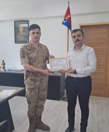 dicle-kaymakami-atistan-jandarma-personeline-odul-belgesi-WCSmCY7G.jpg