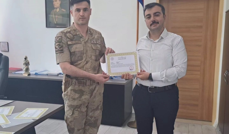 dicle-kaymakami-atistan-jandarma-personeline-odul-belgesi-WCSmCY7G.jpg
