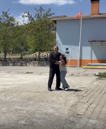 diyarbakirda-dede-ve-torunun-neseli-baglantisi-MDgSVbfX.jpg