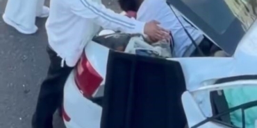 diyarbakirda-kazada-otomobil-icinde-sikisan-yaralilar-L9Dhb6NN.jpg