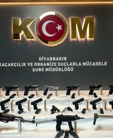 diyarbakirda-otomobilden-cikan-gizli-silah-bolmeleri-sasirtti-yt1tN9Af.jpg