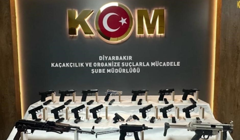 diyarbakirda-otomobilden-cikan-gizli-silah-bolmeleri-sasirtti-yt1tN9Af.jpg