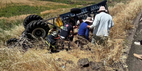 Diyarbakır’da Takla Atan Traktörün Altında Kalan Sürücü Yaralandı