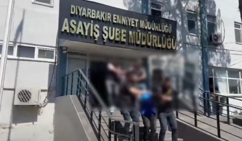 diyarbakirdaki-yapi-kredi-bankasi-subesine-yapilan-silahli-saldirida-2-tutuklama-GdYzegLd.jpg