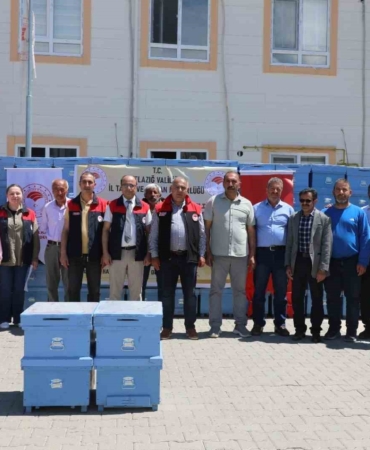 elazigda-15-ari-yetistiricisine-150-yeni-kovan-dagitildi-Th8GiFVJ.jpg