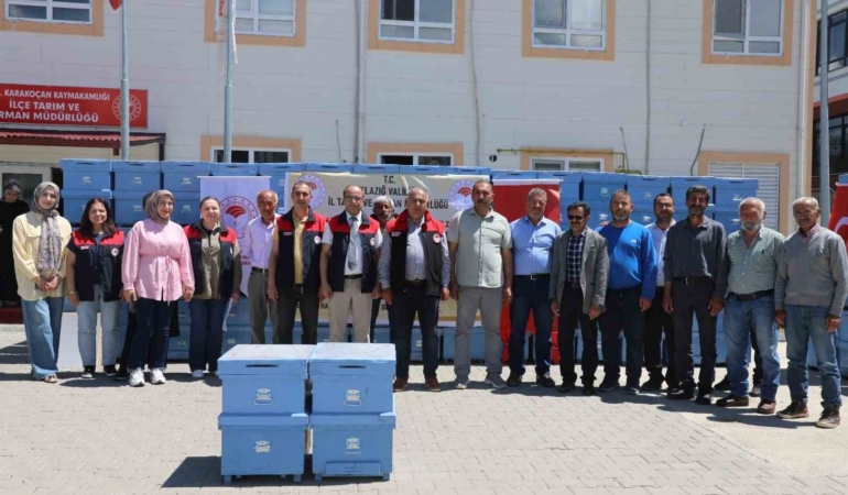 elazigda-15-ari-yetistiricisine-150-yeni-kovan-dagitildi-Th8GiFVJ.jpg