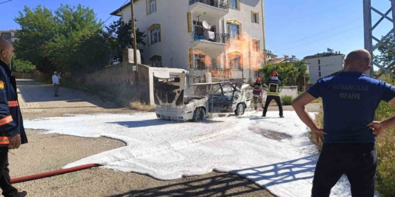 Elazığ’da Alev Alev Yanan Araç Kül Olup Gitti