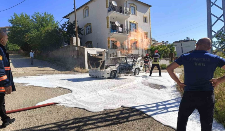 elazigda-alev-alev-yanan-arac-kul-olup-gitti-lUExCN8H.jpg