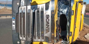 elazigda-devrilen-hayvan-yuklu-tir-kazasi-2-yarali-NStZ6Mn7.jpg