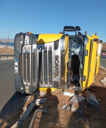 elazigda-devrilen-hayvan-yuklu-tir-kazasi-2-yarali-NStZ6Mn7.jpg