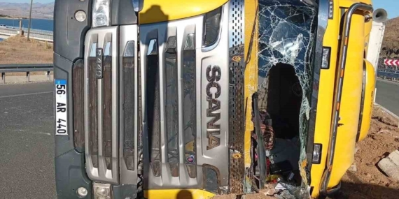 Elazığ’da Devrilen Hayvan Yüklü Tır Kazası: 2 Yaralı