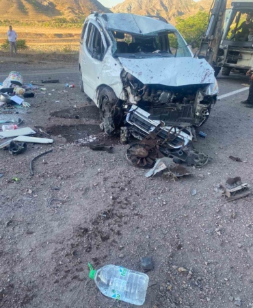 elazigda-hafif-ticari-arac-takla-atti-5-kisi-yaralandi-DKe72ErW.jpg