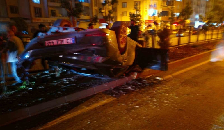 elazigda-kamyonet-ve-otomobil-carpismasi-5-kisi-yaralandi-lXJWpiHm.jpg