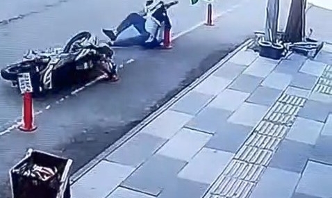 Elazığ’da Motosiklet Kazası Güvenlik Kamerasına Yansıdı