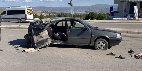 Elazığ’da Otomobil Aydınlatma Direğine Çarptı: 1’i Ağır 3 Yaralı