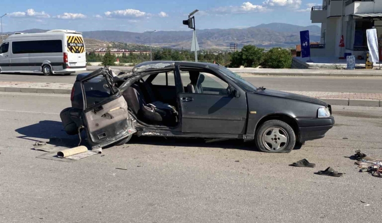 elazigda-otomobil-aydinlatma-diregine-carpti-1i-agir-3-yarali-ivlPzGQB.jpg
