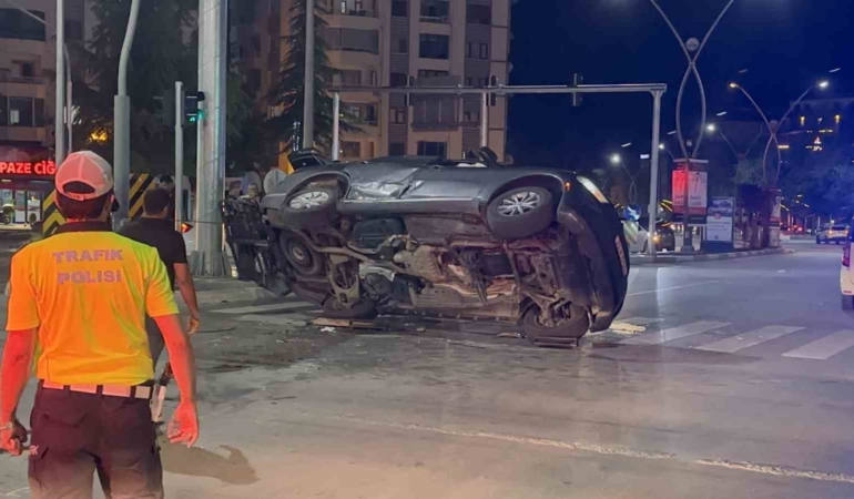 elazigda-otomobil-kazasi-11-yarali-ve-yan-yatan-arac-Gi71nhcF.jpg